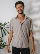 Camisa Botão Bahamas cinza da Greenish, leve e prática, ideal para o dia a dia e passeios. Estilo e conforto garantidos.