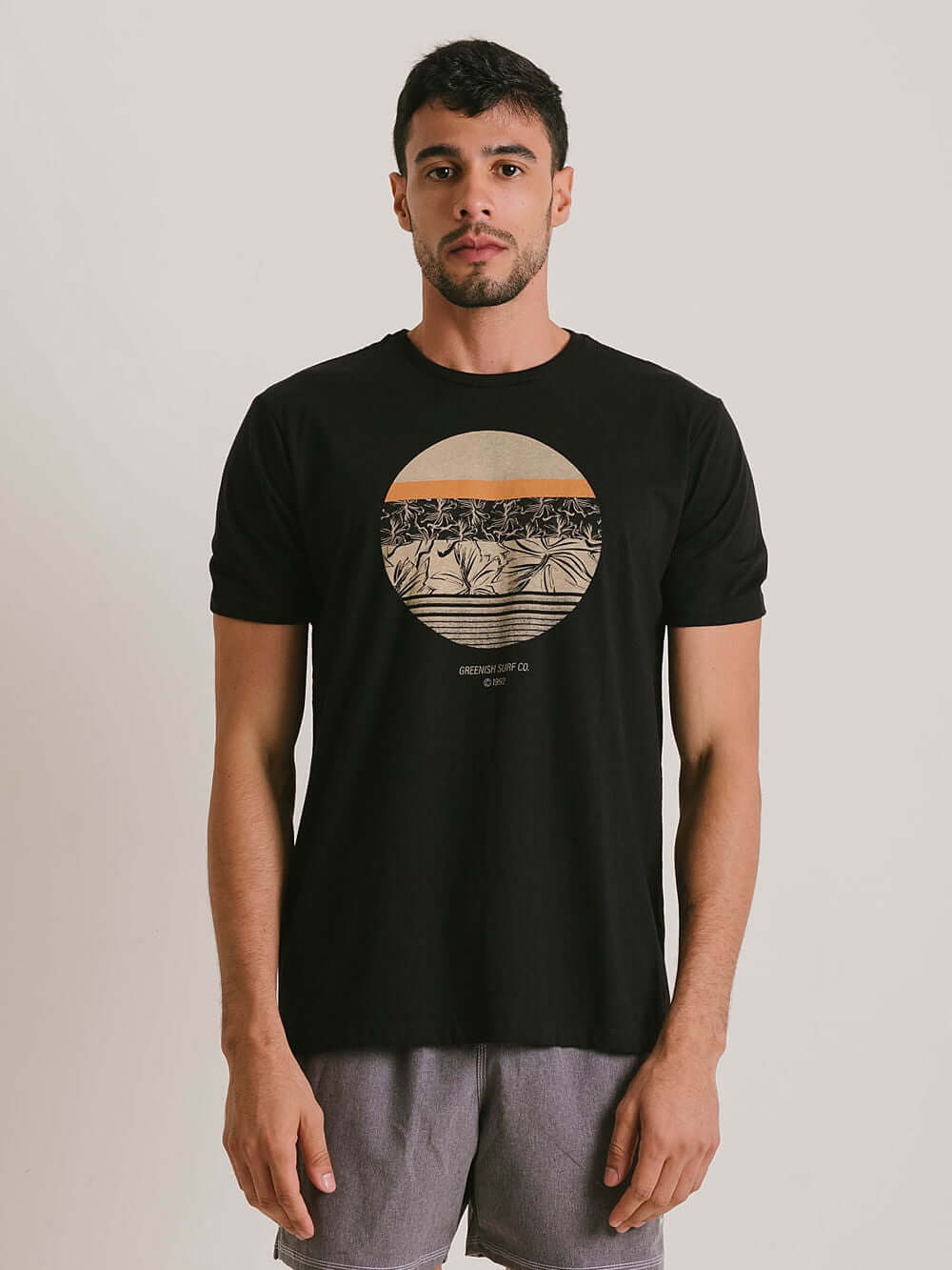 Camiseta Hibiscus preta da Greenish, confortável e com estampa tropical, ideal para o uso diário.