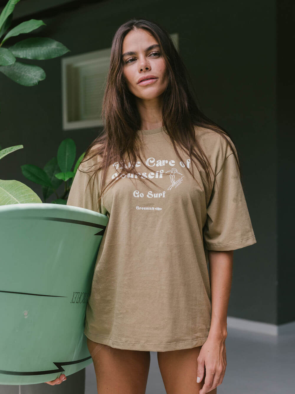 Camiseta oversized de algodão Take Care of Yourself da Greenish, perfeita para um look comfy e streetwear.