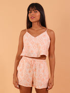 Cropped Laya coral da marca Greenish, conjunto de blusa e short com estampa em tons de coral.