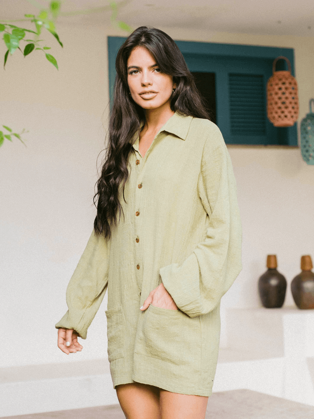 Macaquinho Easy Livin verde da Greenish, algodão sustentável, mangas longas, bolsos frontais, estilo solto e natural.