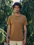 Camiseta de cânhamo caqui da marca Greenish, modelo All Process, ideal para um estilo sustentável e moderno.