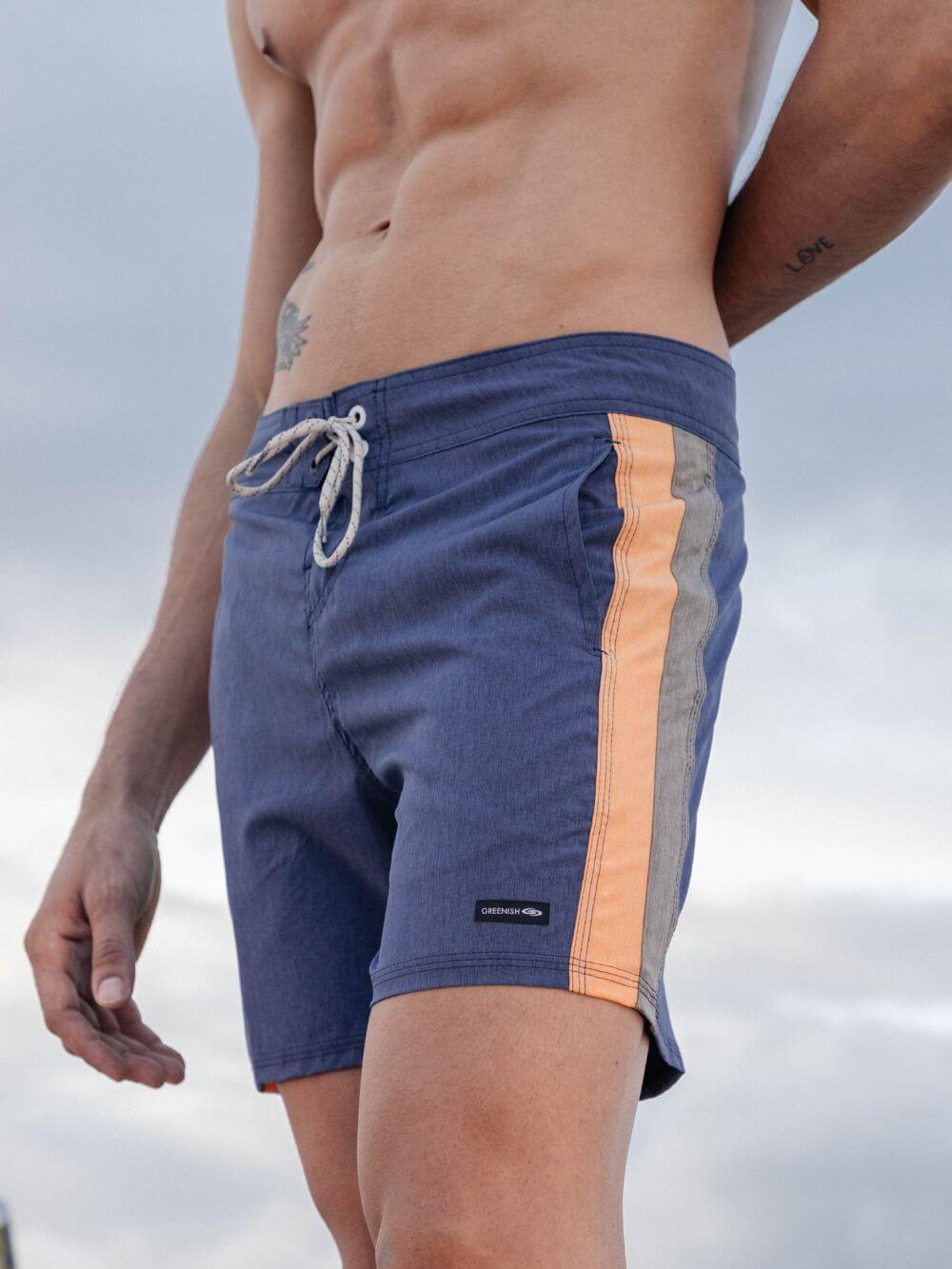 Shorts de banho Boardwalk Feel Alive da Greenish em azul marinho com detalhes laranja e bolso traseiro.