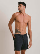 Bermuda Moletom Vintage Azul Marinho da Greenish, modelo masculino em estilo casual e confortável.