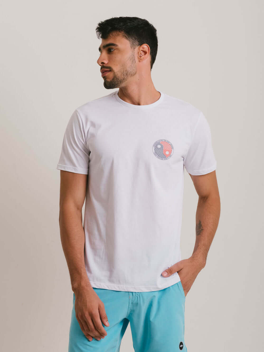 Camiseta Yin-Yang Fins branca da Greenish, com caimento clássico e conforto ideal para o dia a dia.