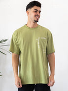 Camiseta oversized verde da marca Greenish, modelo masculino com estampa casual e estilo descontraído.