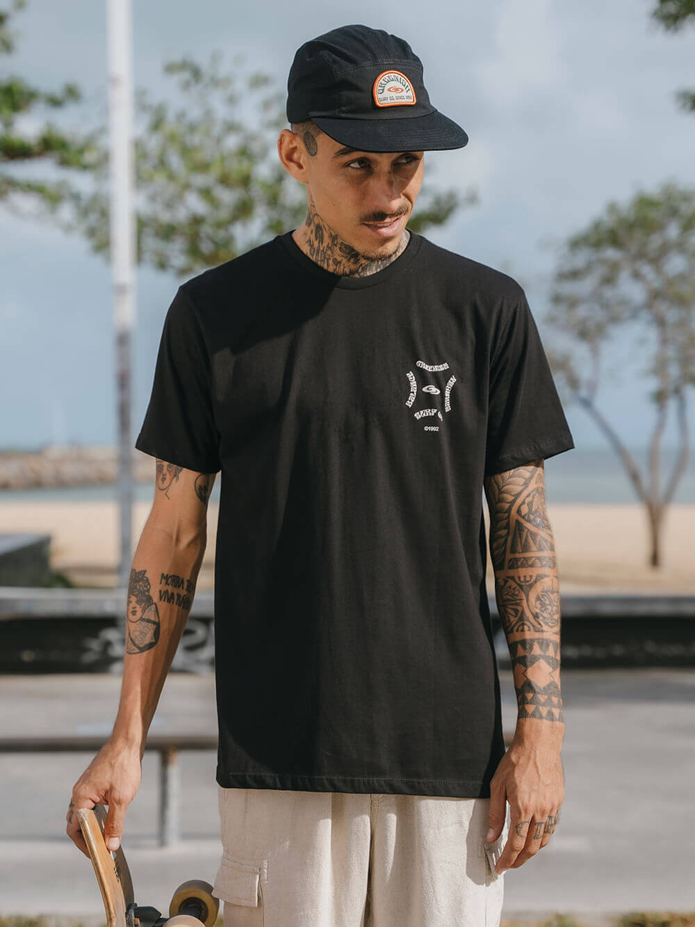 Homem usando a camiseta Balance Harmony preta da Greenish, com design casual e confortável, perfeita para o dia a dia.