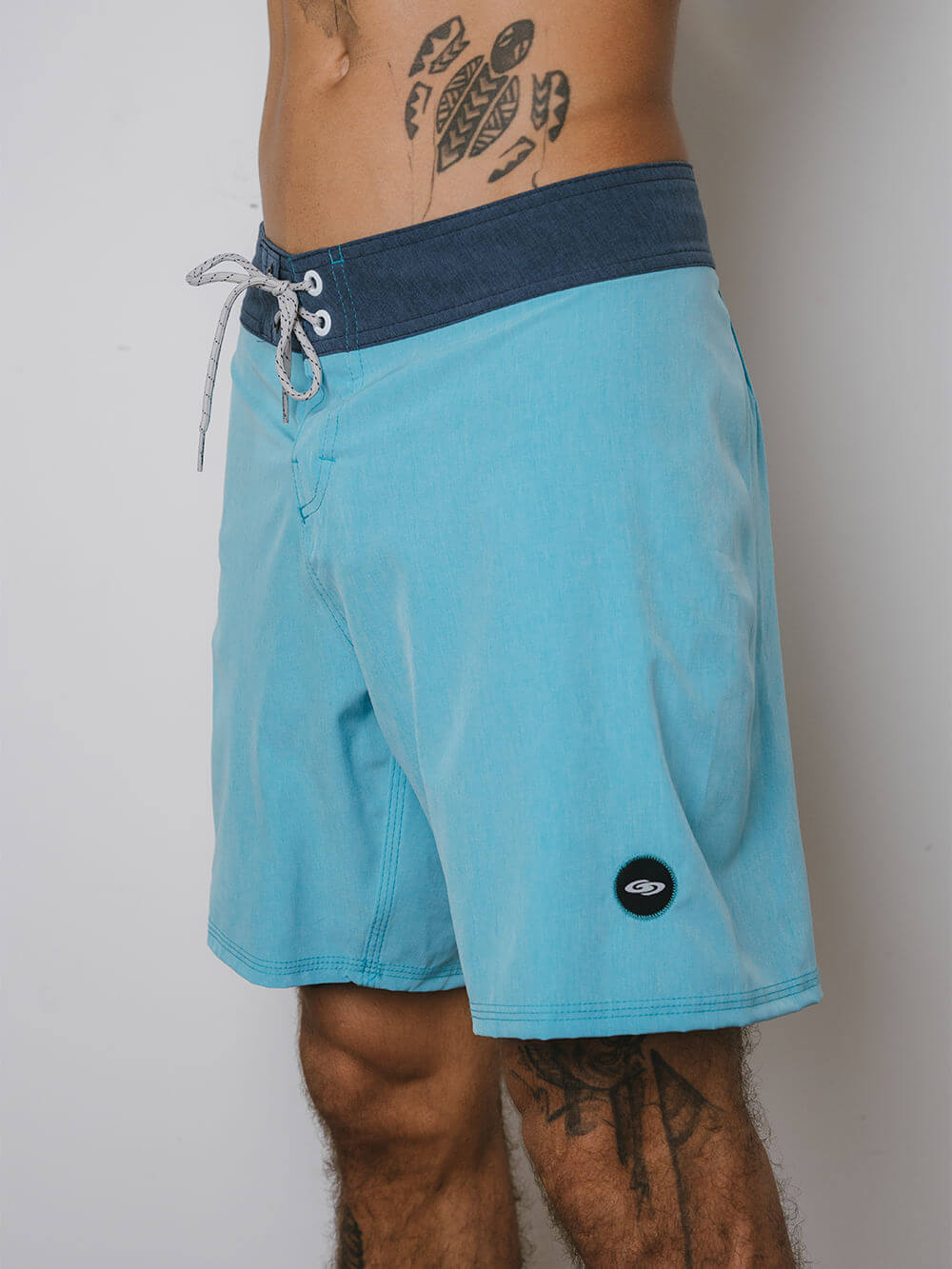 Boardshort Classic Trunk All Day Turquesa da Greenish, ideal para esportes aquáticos e secagem rápida.