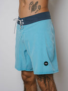 Boardshort Classic Trunk All Day Turquesa da Greenish, ideal para esportes aquáticos e secagem rápida.