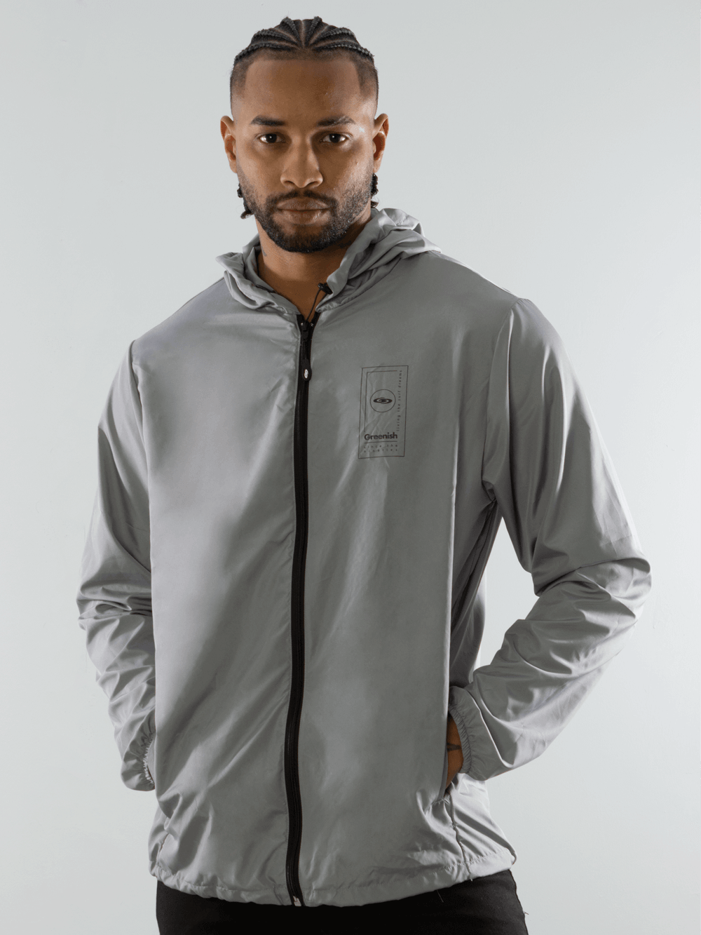 Casaco Corta Vento Dreamms da Greenish, leve e portátil, ideal para dias de vento, com capuz e bolsos laterais.