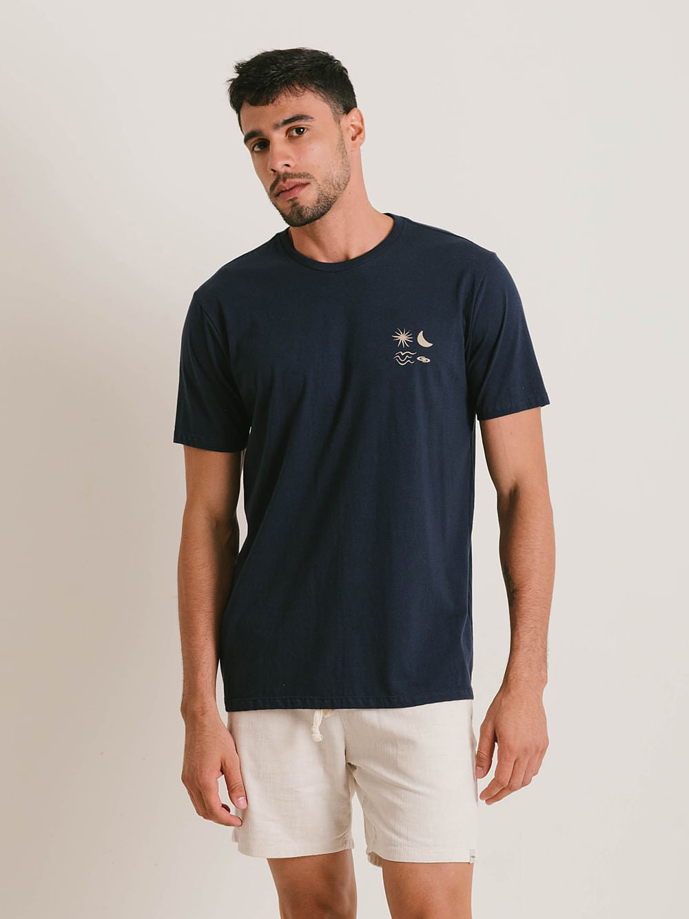 Camiseta The Sun, The Wind azul marinho da Greenish, leve e confortável, perfeita para qualquer ocasião.