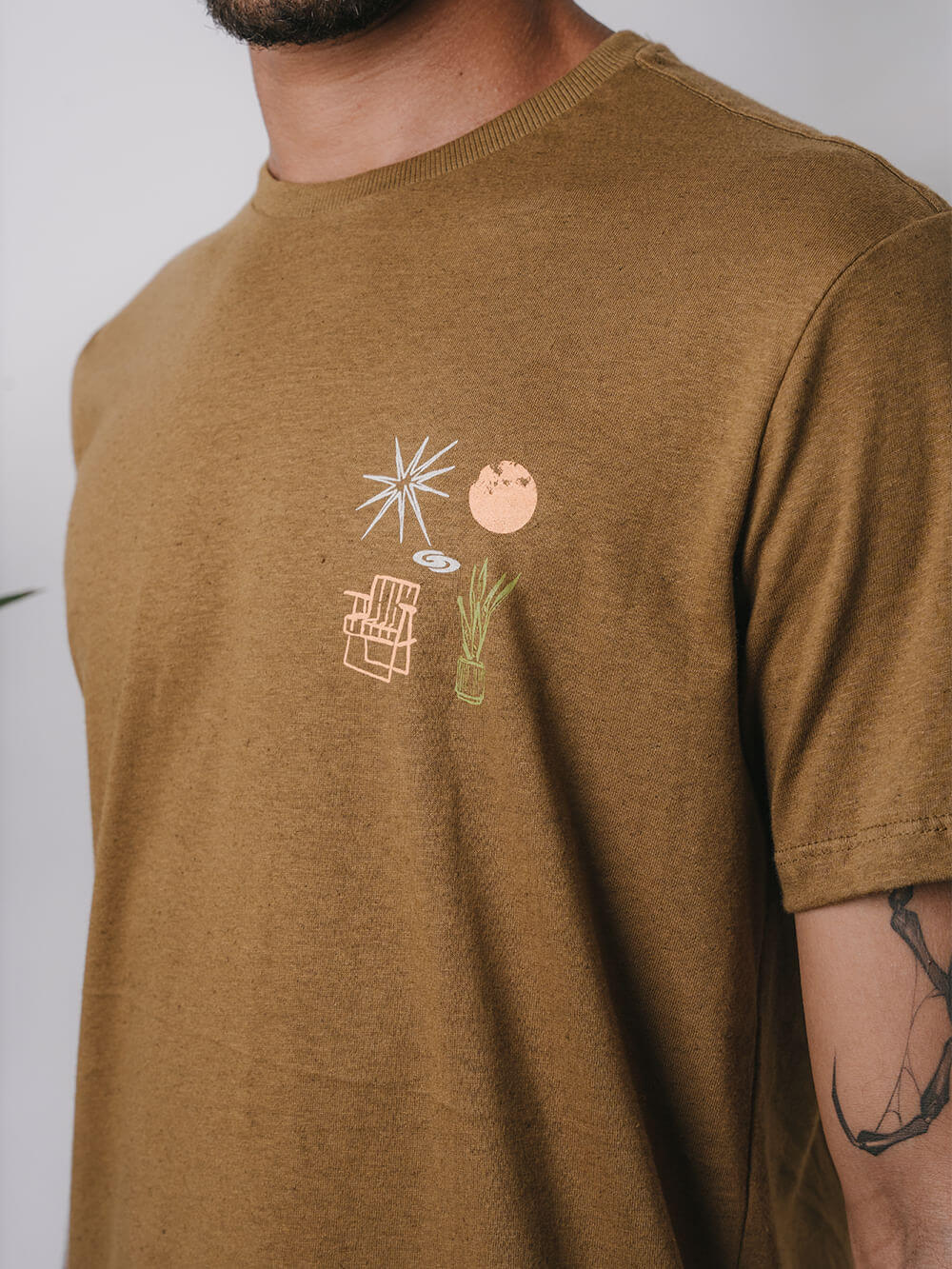Camiseta verde caqui da Greenish com estampa de elementos naturais, ideal para conforto e praticidade.
