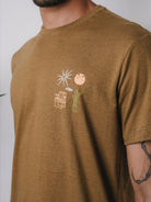 Camiseta verde caqui da Greenish com estampa de elementos naturais, ideal para conforto e praticidade.