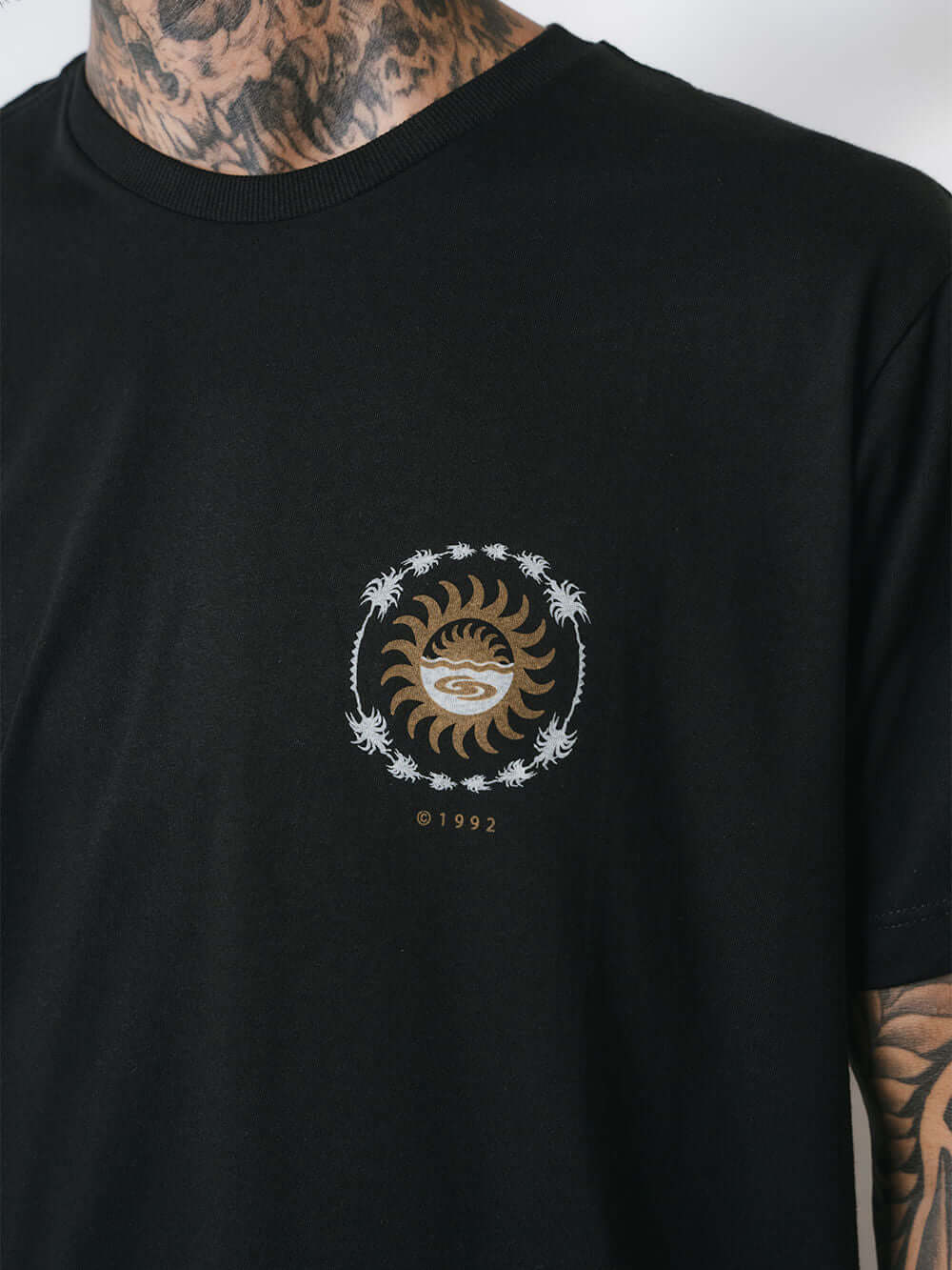 Camiseta Elemental Suns preta da Greenish, estampa de sol e detalhes modernos, ideal para o verão.