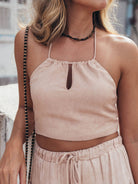 Blusa cropped feminina bege da Greenish, modelo frente única com detalhe no decote, ideal para looks casuais.