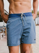 Shorts de banho Boardwalk Mini Palm Vintage azul marinho, confortável e estiloso, da marca Greenish.