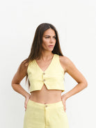 Colete Hazel amarelo cropped da Greenish com decote em V, perfeito para looks ousados.