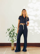 Calça Jane azul marinho da Greenish com cós elástico e caimento solto, modelo confortável para o dia a dia.