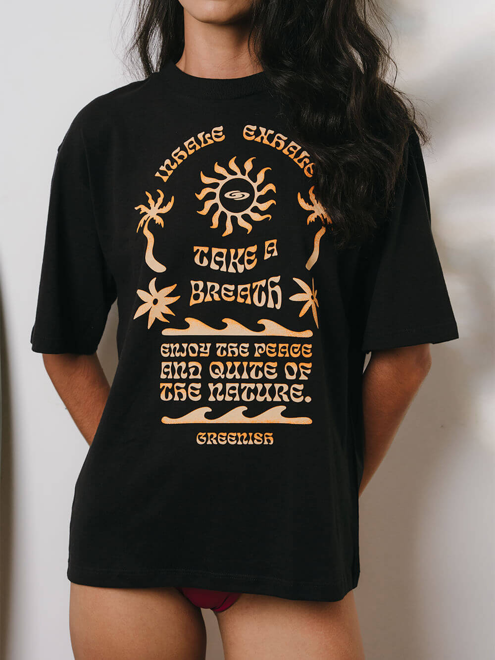Camiseta oversized Inhale preta da marca Greenish, com estampa que incentiva a paz e conexão com a natureza.