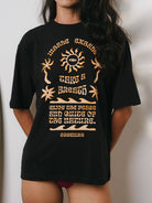 Camiseta oversized Inhale preta da marca Greenish, com estampa que incentiva a paz e conexão com a natureza.