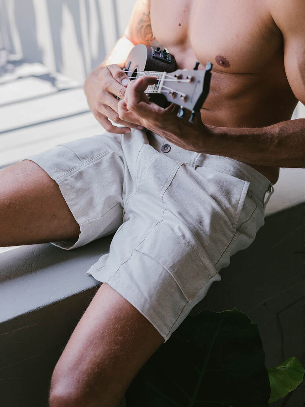 Bermuda Cargo Linho Retro Natural da Greenish, conforto e estilo para o verão, ideal para momentos descontraídos.