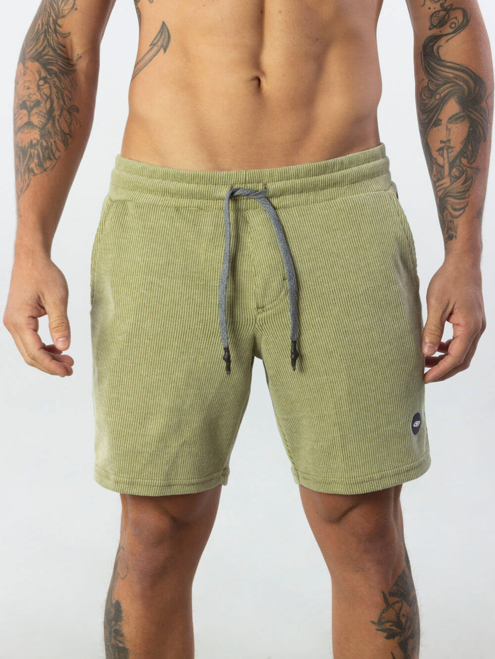 Bermuda Tricot Heaven Verde da Greenish, em tecido canelado, confortável e estilosa, com bolsos e etiqueta padrão.