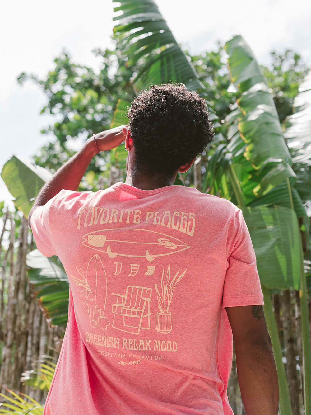 Camiseta Greenish com estampa 'Favorite Places', ideal para o estilo casual e aconchegante do litoral brasileiro.
