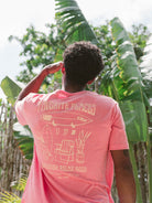 Camiseta Greenish com estampa 'Favorite Places', ideal para o estilo casual e aconchegante do litoral brasileiro.