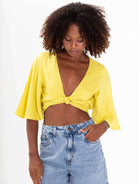 Cropped Lani amarelo da Greenish, leve e elegante, com decote em V e amarração nas costas.
