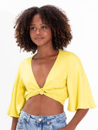Camiseta Cropped Lani da Greenish, leve e charmosa na cor amarelo, com decote em v e mangas soltinhas.