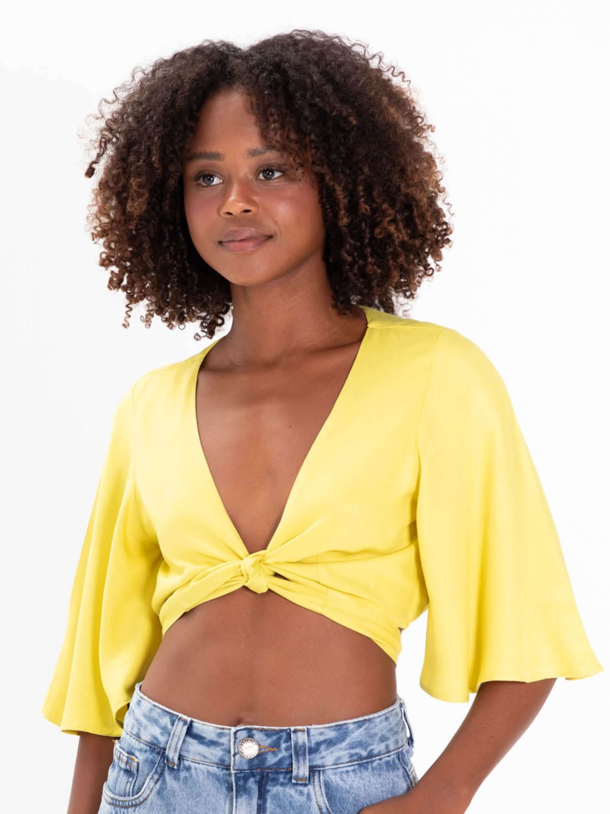 Camiseta Cropped Lani da Greenish, leve e charmosa na cor amarelo, com decote em v e mangas soltinhas.