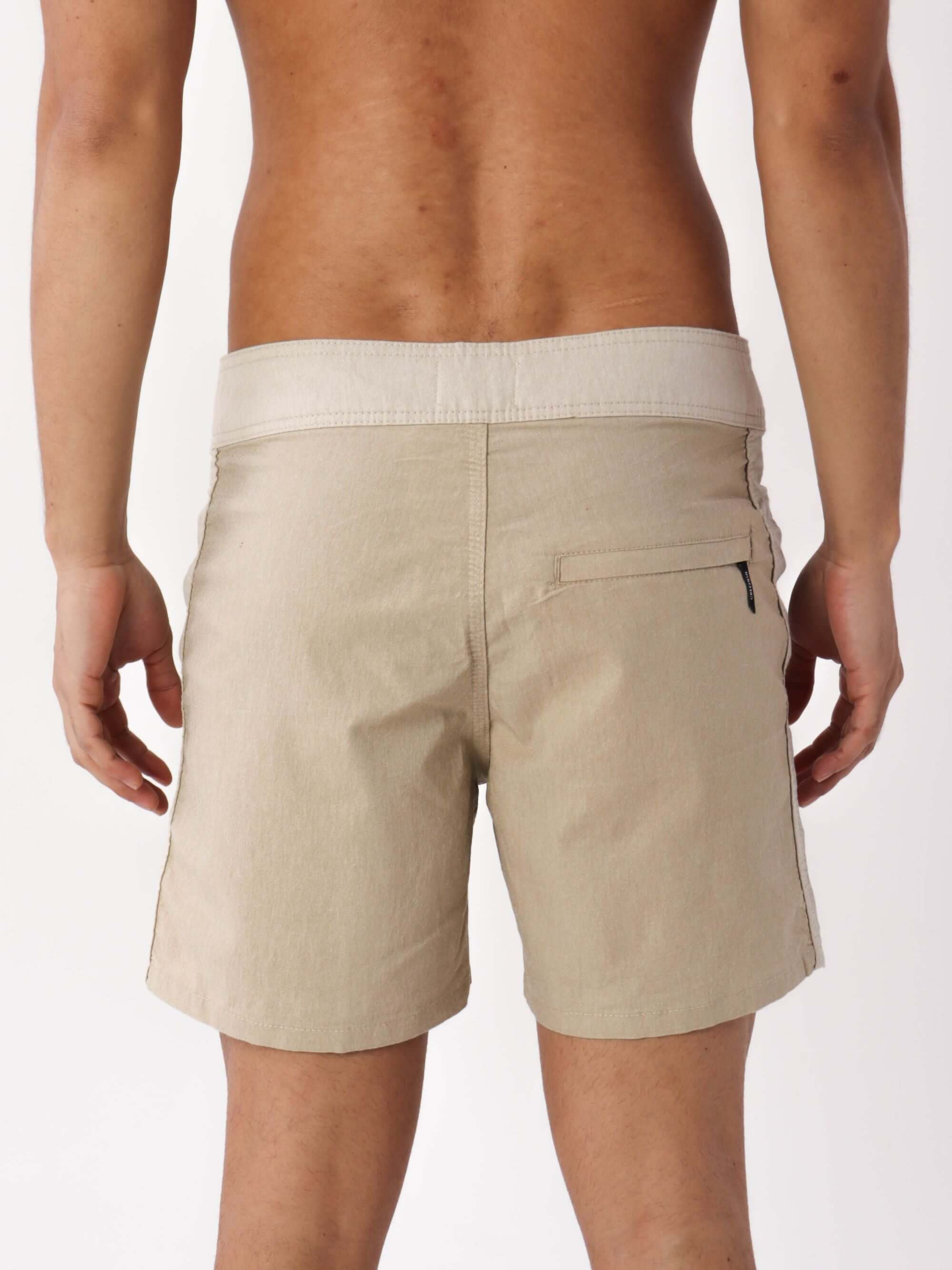 Bermuda casual Beige da Greenish, com cós anatômico e bolso traseiro, perfeita para estilo e conforto.