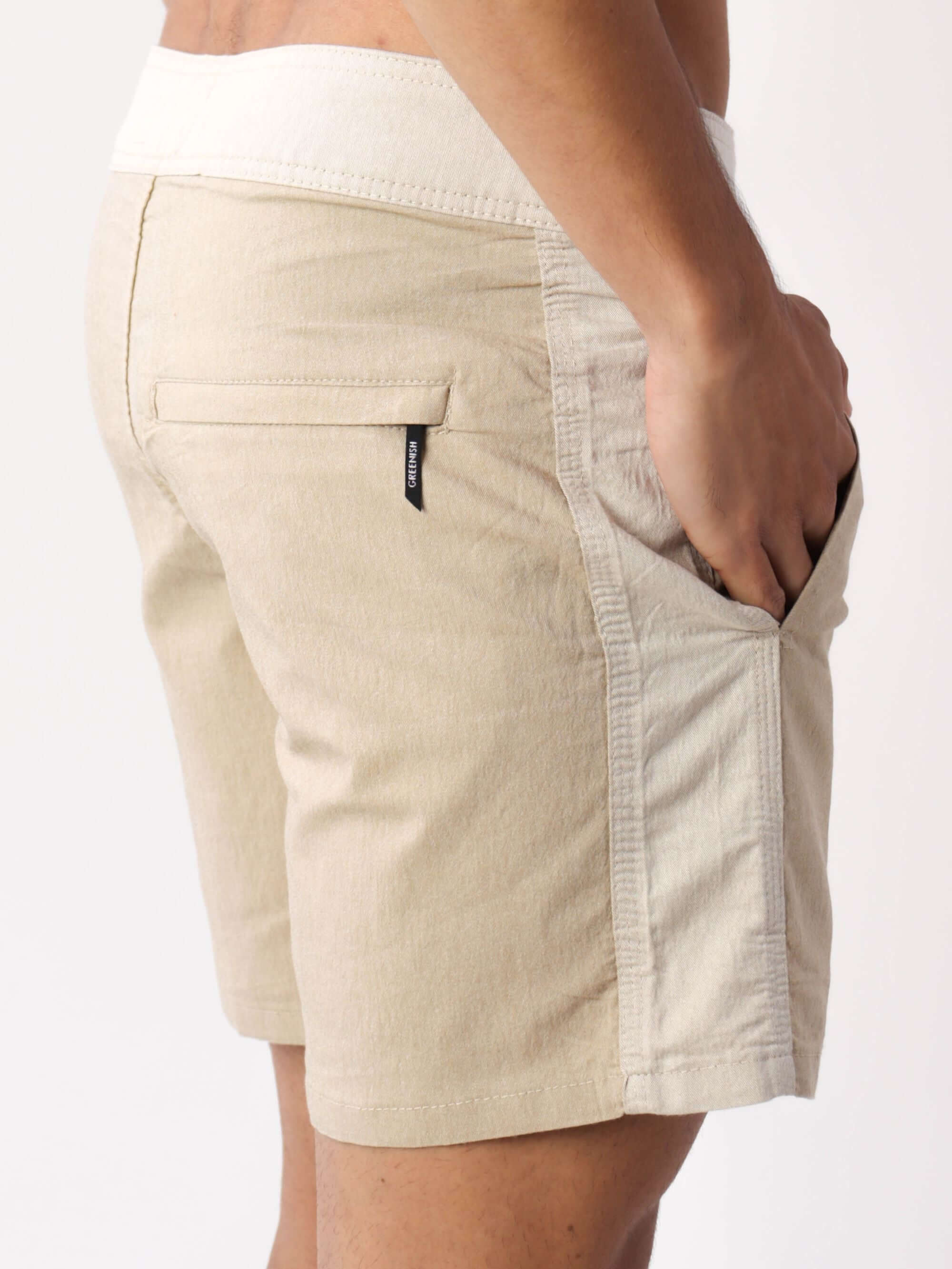 Bermuda Casual Favorite Place bege da Greenish, com design exclusivo e bolsos práticos, perfeita para momentos descontraídos.