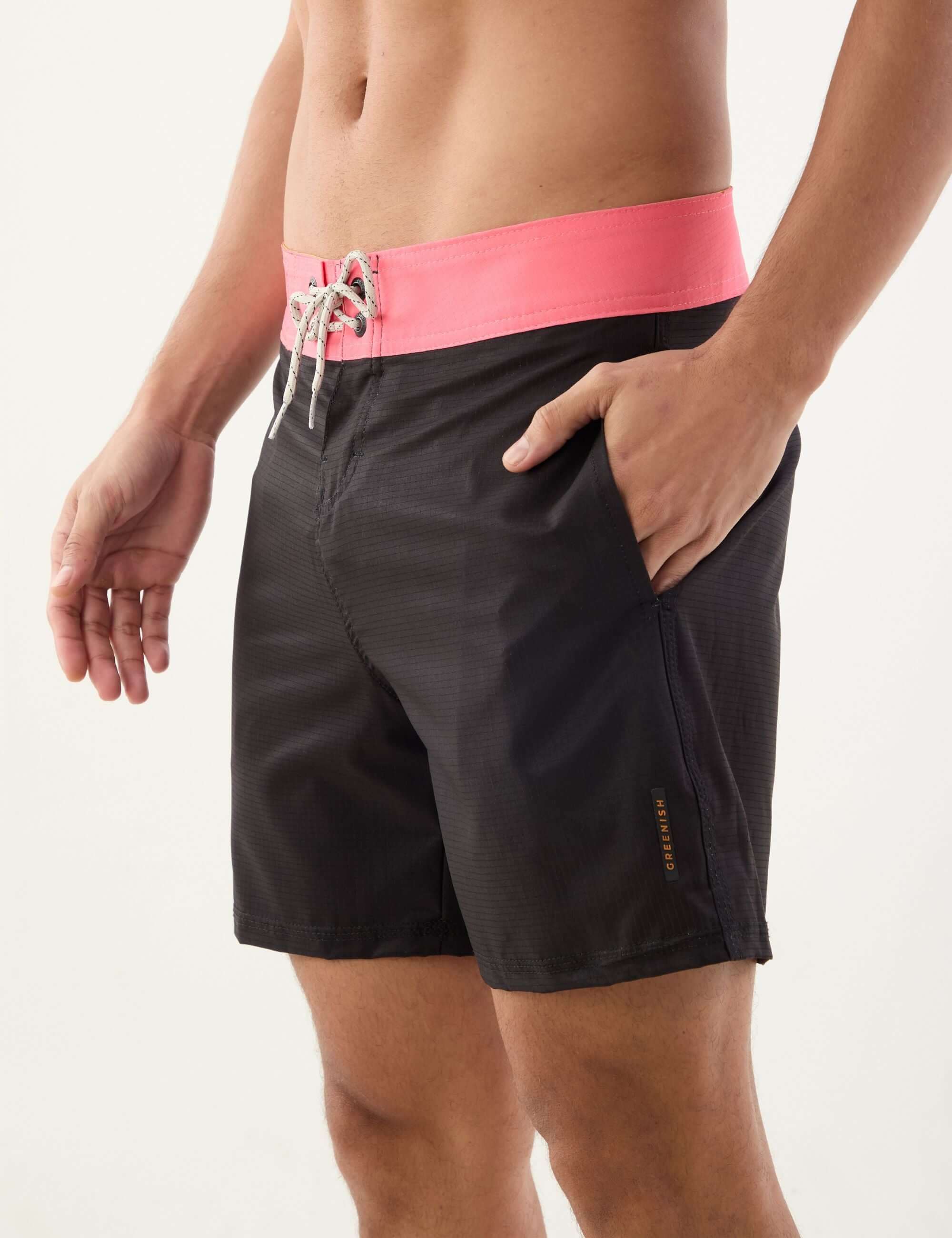 Bermuda Boardwalk Sunny Viber Preto da Greenish, leve e rápida secagem, perfeita para momentos de surf e urbano.