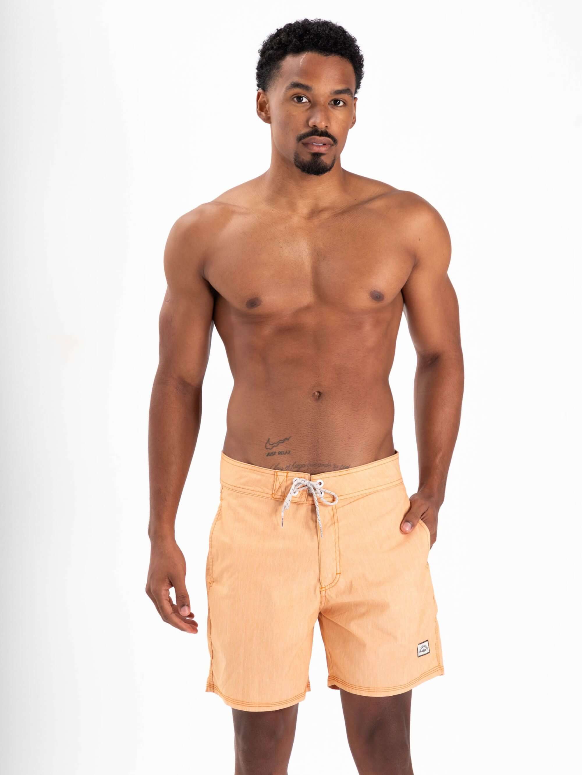 Shorts Boardwalk Ibiza Tinturado laranja, com cós anatômico e tecnologia total stretch, por Greenish.