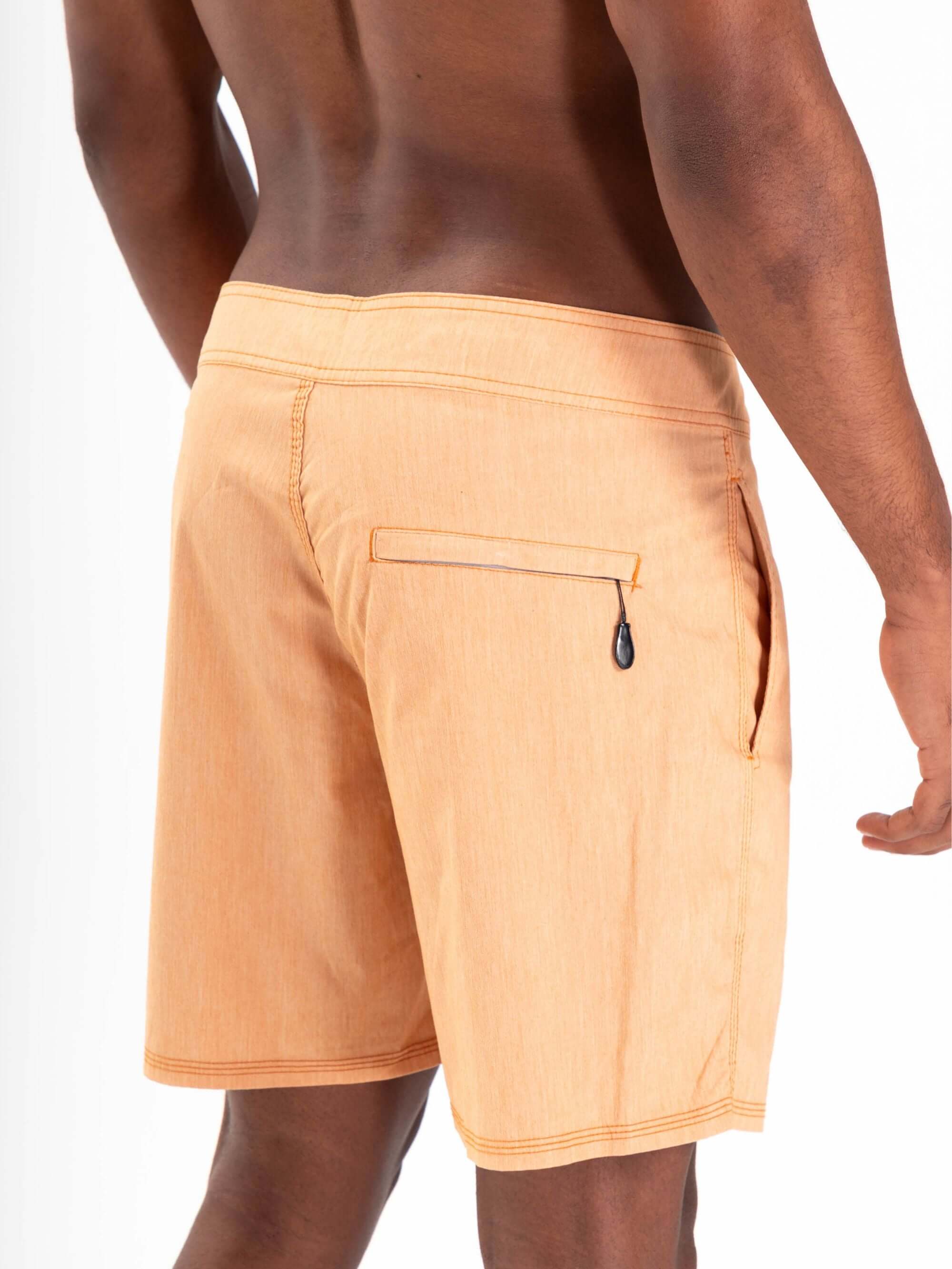 Shorts Boardwalk Ibiza Tinturado Laranja da Greenish, com cós anatômico e bolso traseiro com zíper.