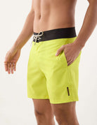 Shorts Boardwalk Sunny Viber Amarelo da Greenish, tecido leve, secagem rápida e design anatômico para conforto e estilo.