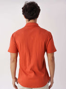 Camisa Botão Ribbed Telha da marca Greenish. Modelo na cor telha vista de costas.
