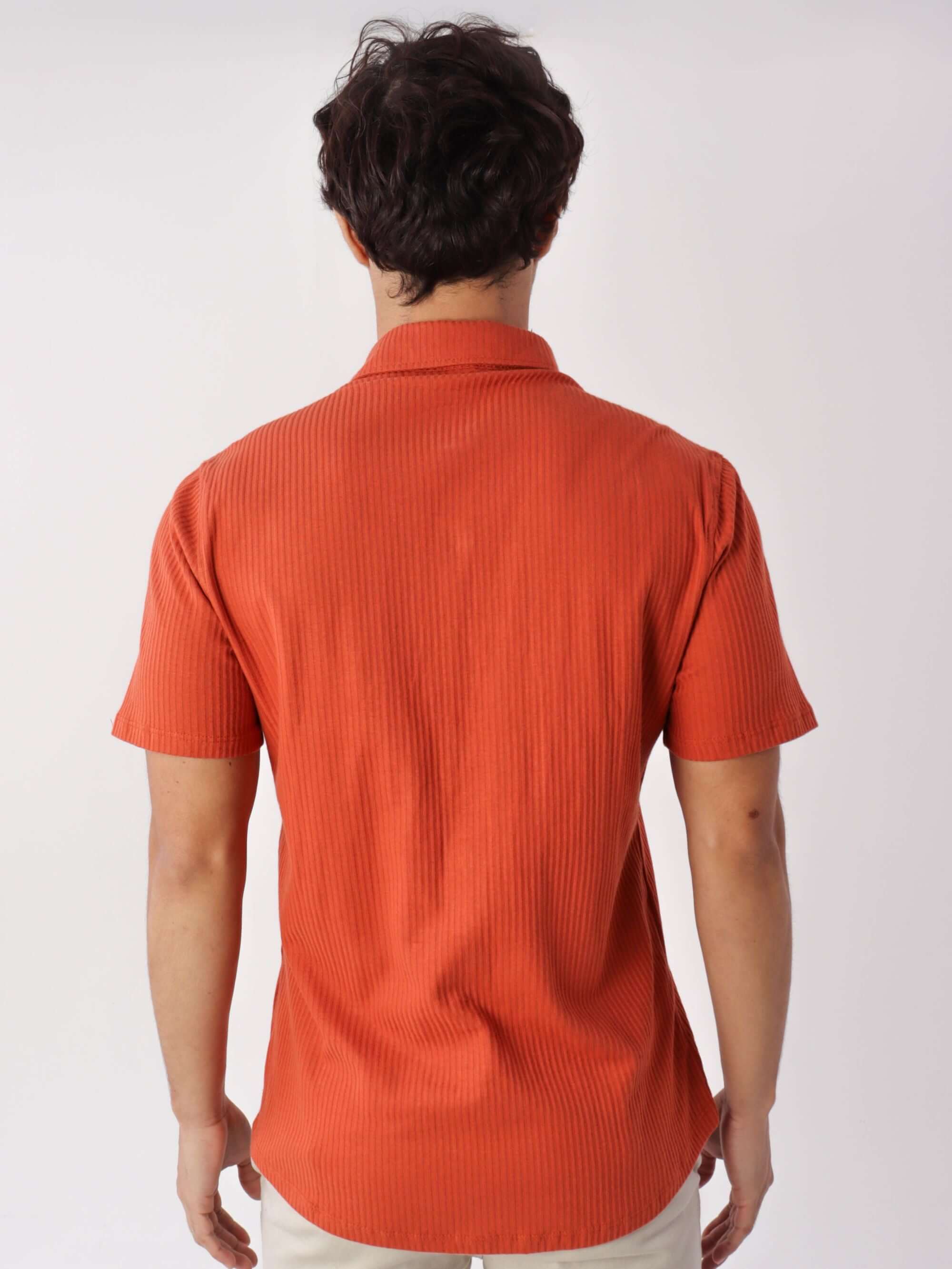 Camisa Botão Ribbed Telha da marca Greenish. Modelo na cor telha vista de costas.