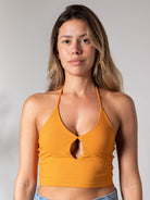 Top Emma amarelo escuro da Greenish, confortável com decote em V e amarração no pescoço, ideal para o verão.