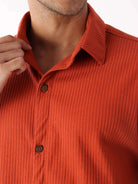 Camisa botão ribbed telha da Greenish, estilo moderno e casual, perfeita para combinações versáteis.