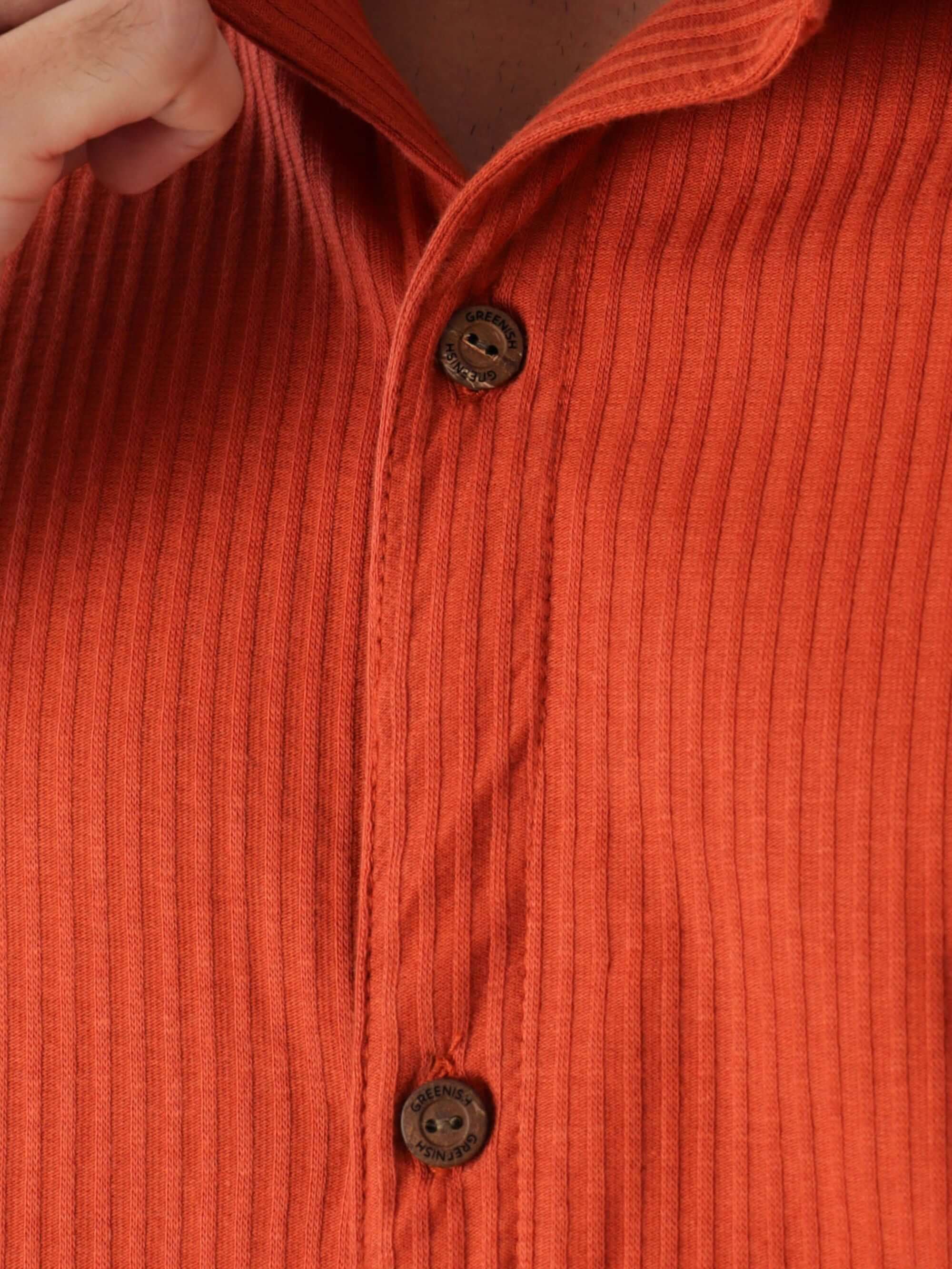 Camisa botão ribbed na cor telha da marca Greenish, destacando detalhes dos botões e textura do tecido.