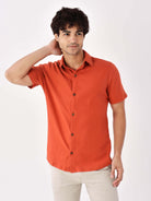 Camisa botão ribbed telha da Greenish, ideal para um look casual e confortável, perfeita para o estilo brasileiro.