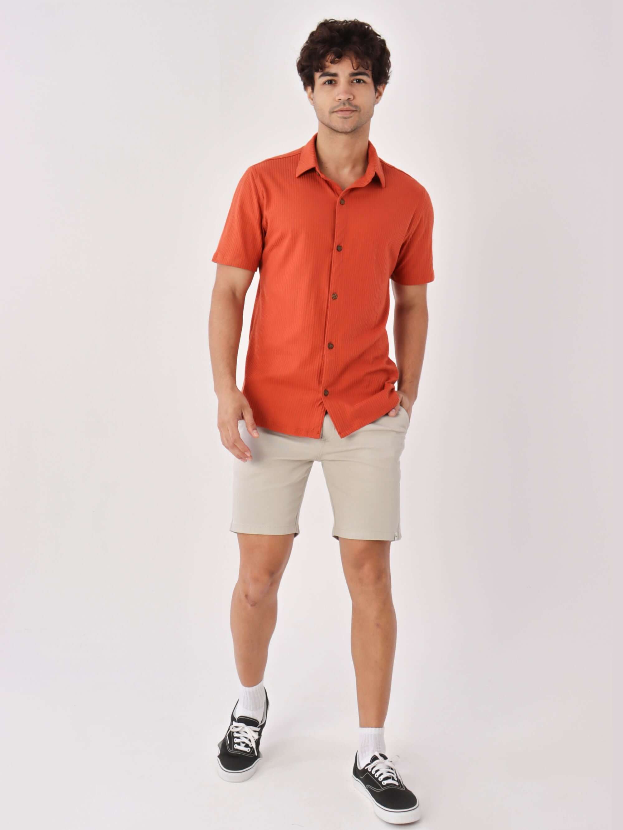 Camisa botão ribbed telha da Greenish, estilo casual, modelo com botão e shorts claros.
