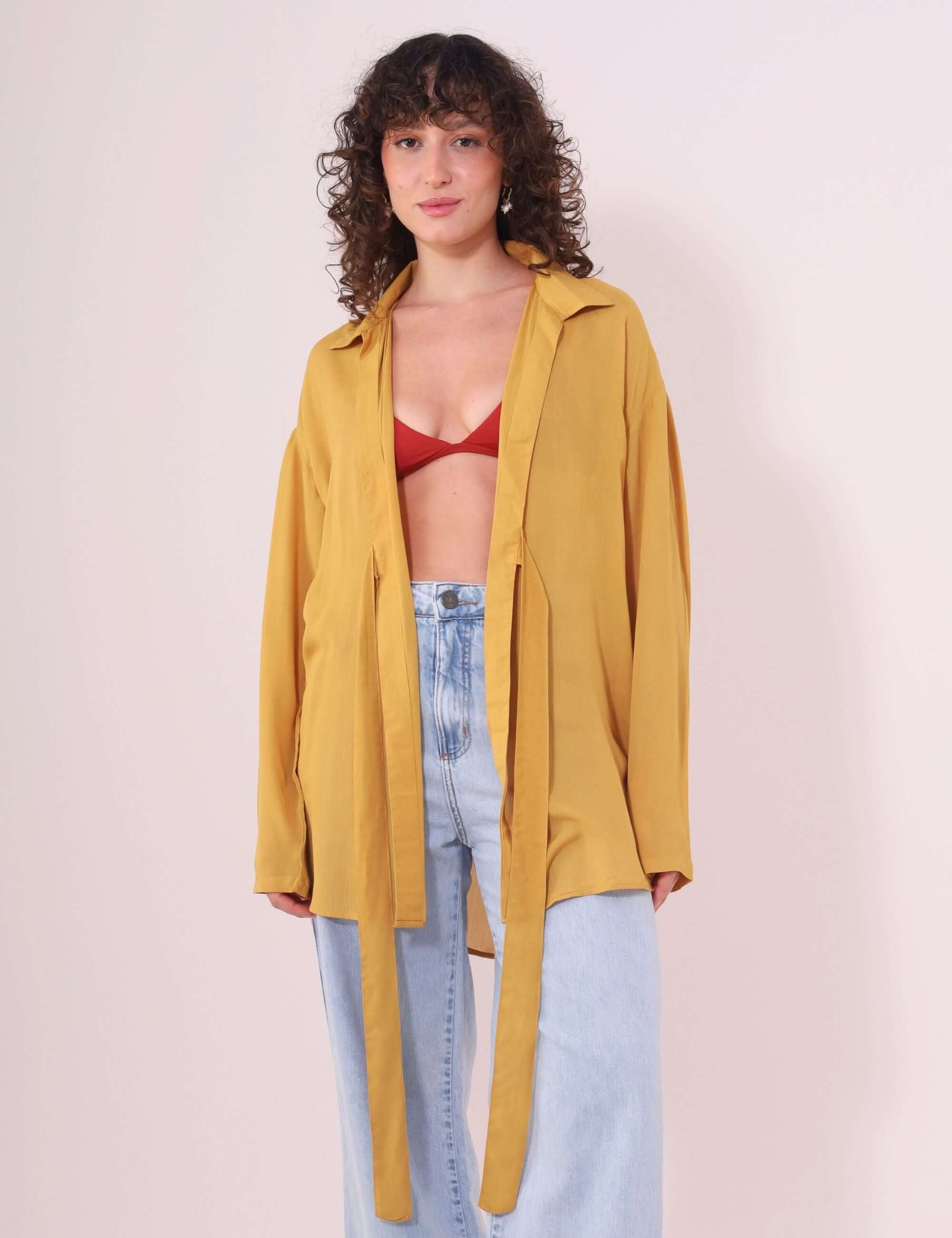 Blusa Kalu Mostarda da Greenish, feita em viscose 100%, com gola retrô, mangas retas e faixa na cintura, estilo casual elegante.