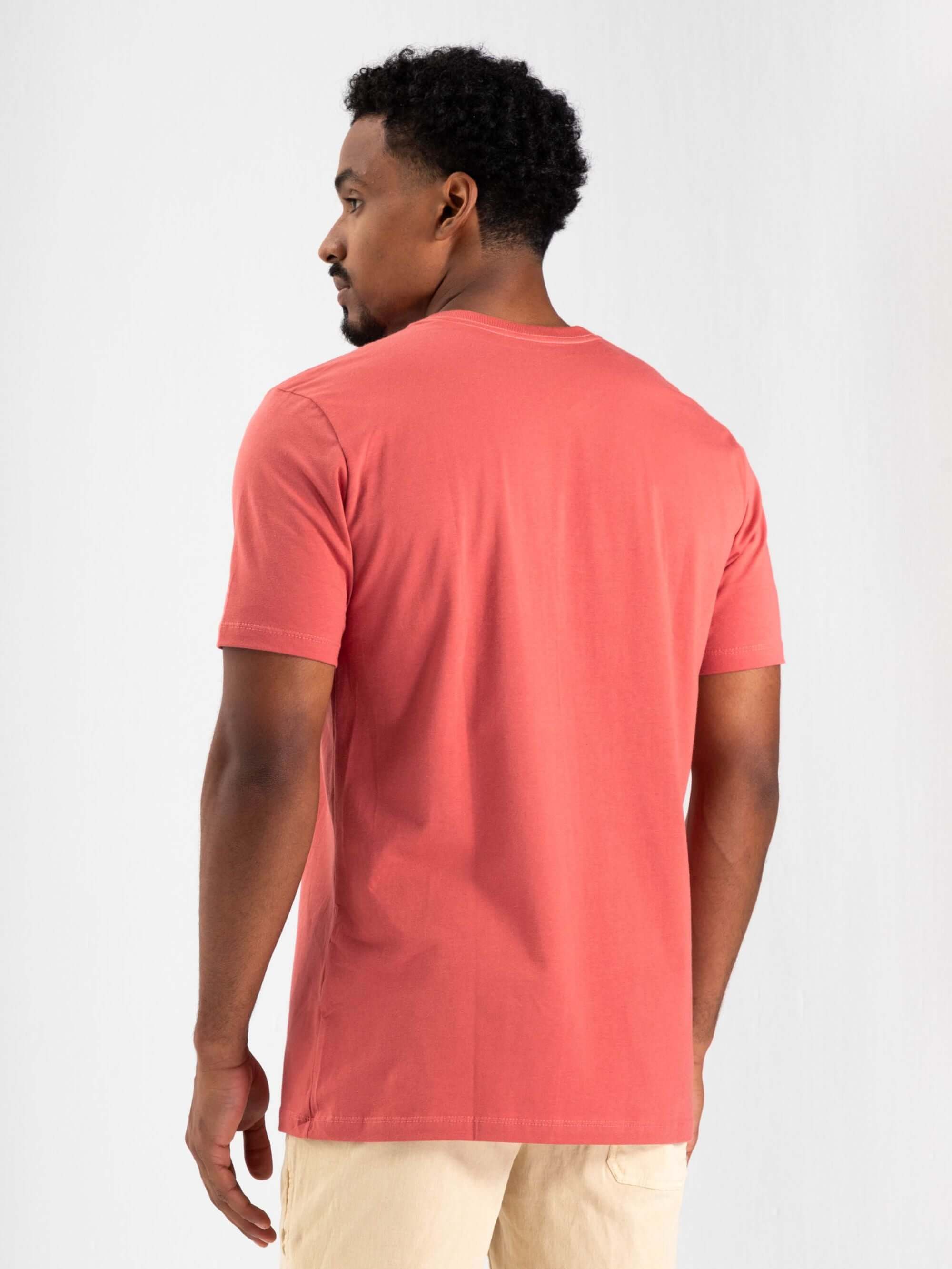 Camiseta Coral Greenish, modelagem clássica, toque leve e macio, ideal para conforto diário.