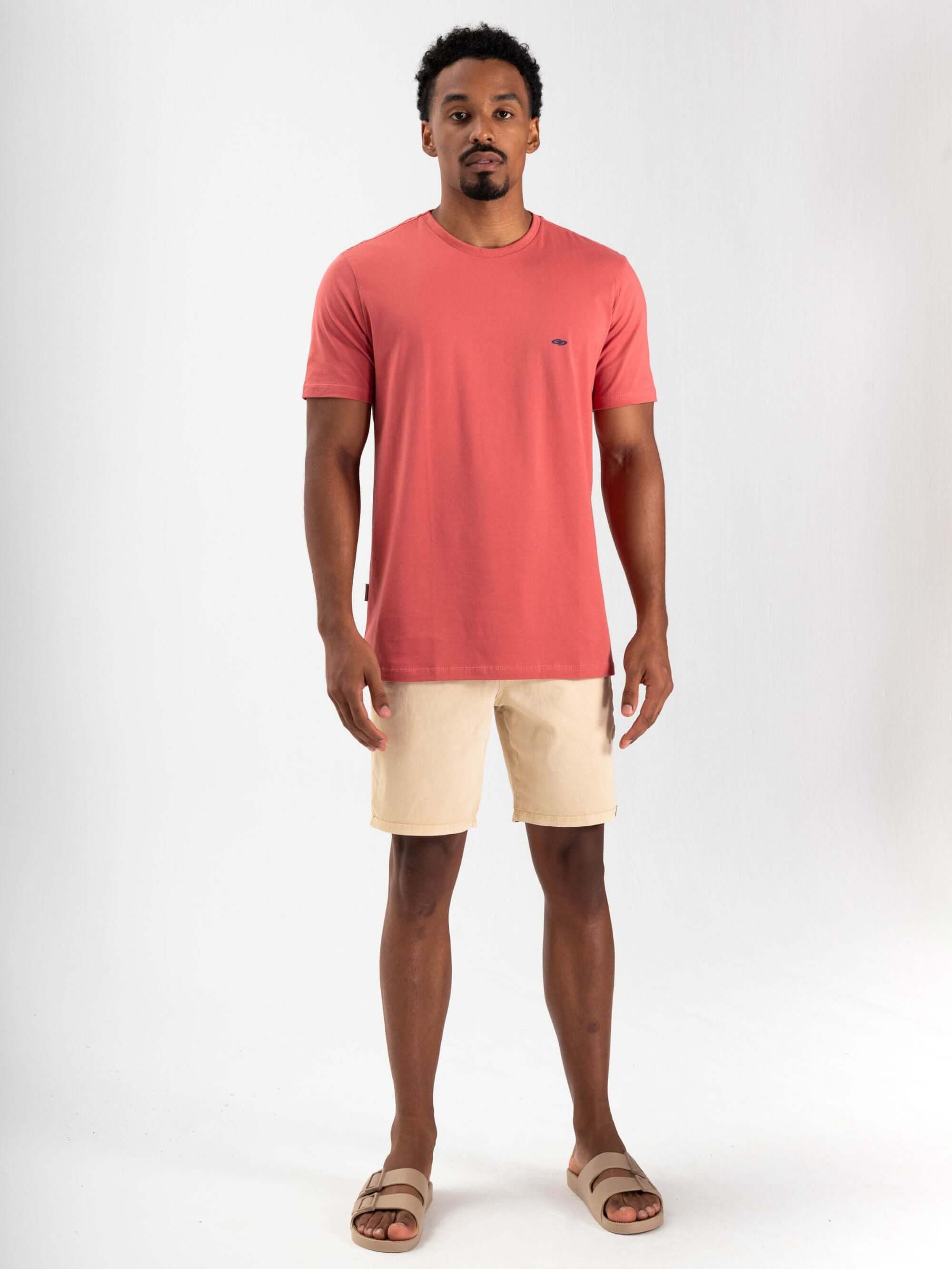 Camiseta Coral Greenish, modelagem clássica e confortável, perfeita para uso diário.