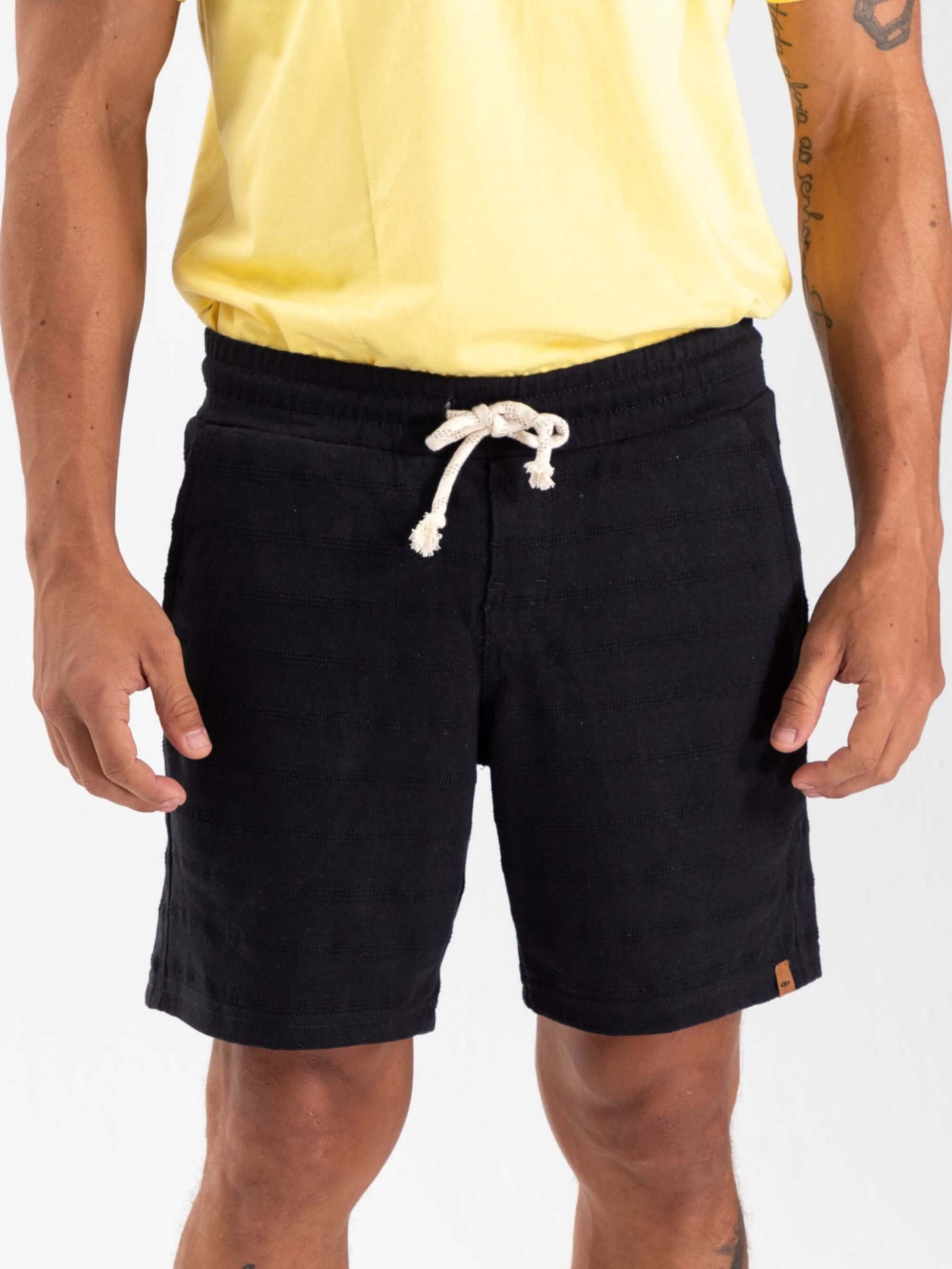 Short moletom Renewable da Greenish na cor preta, tecido confortável e design estiloso.