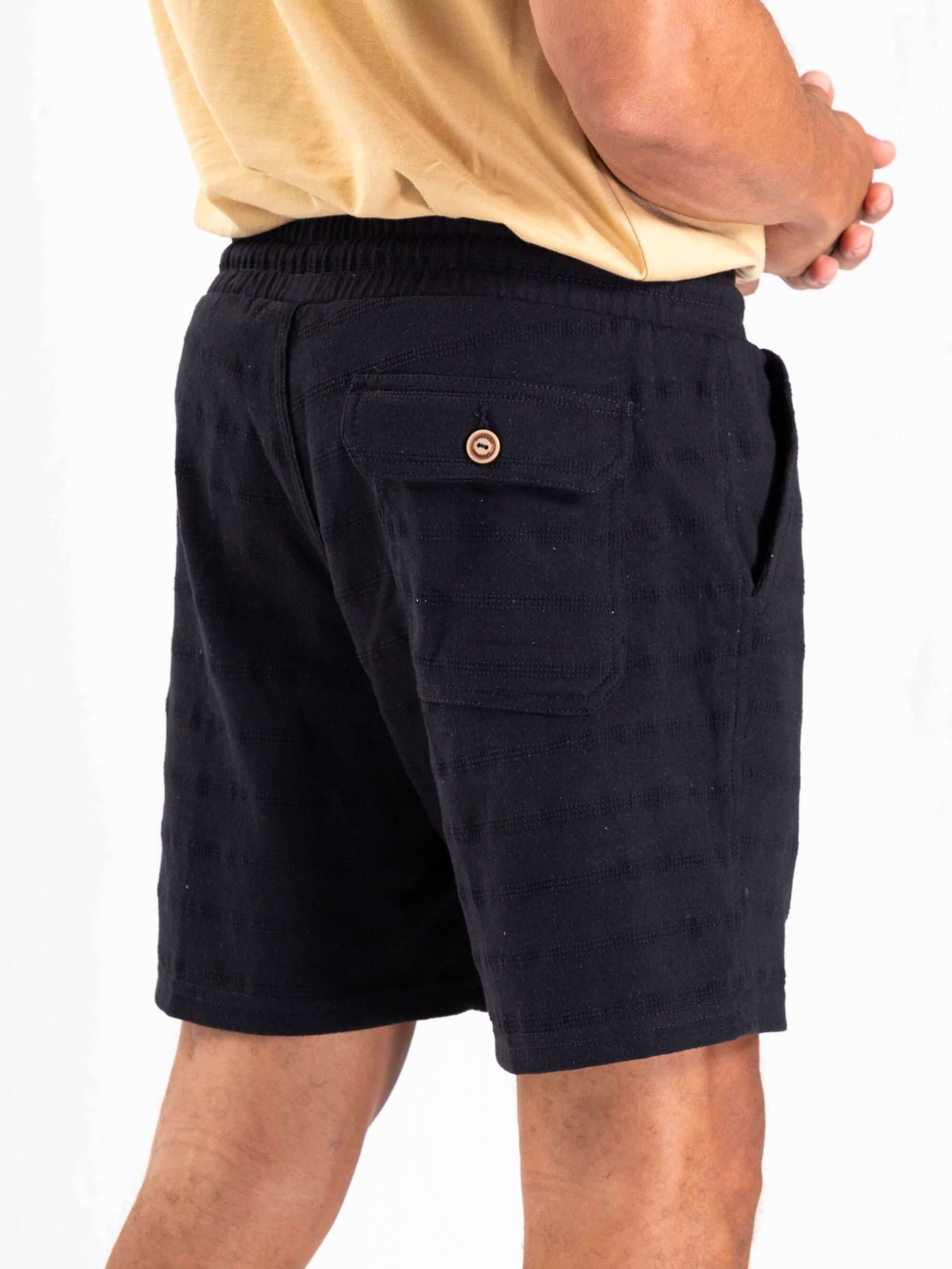 Short moletom preto da Greenish, modelo renovável, com cós elástico e bolso traseiro único.
