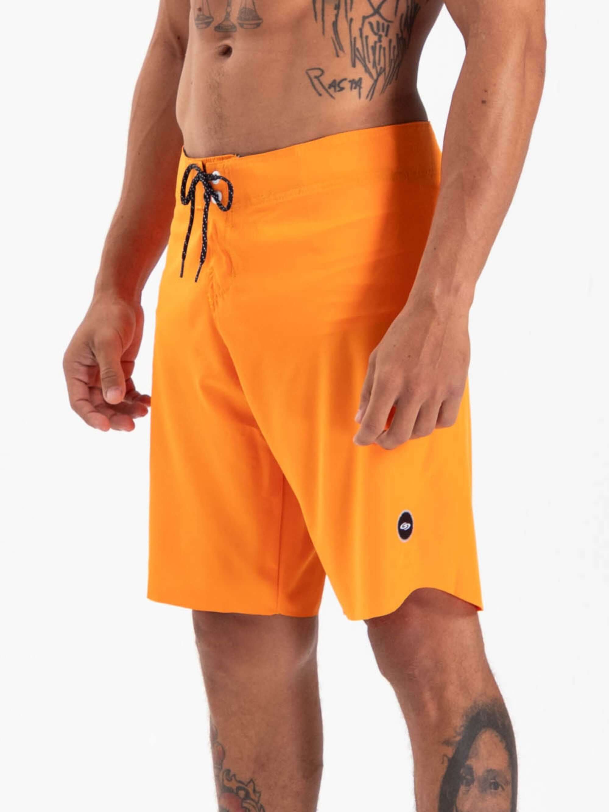 Bermuda de banho ultraleve laranja da Greenish, ideal para esportes aquáticos e conforto em movimento.